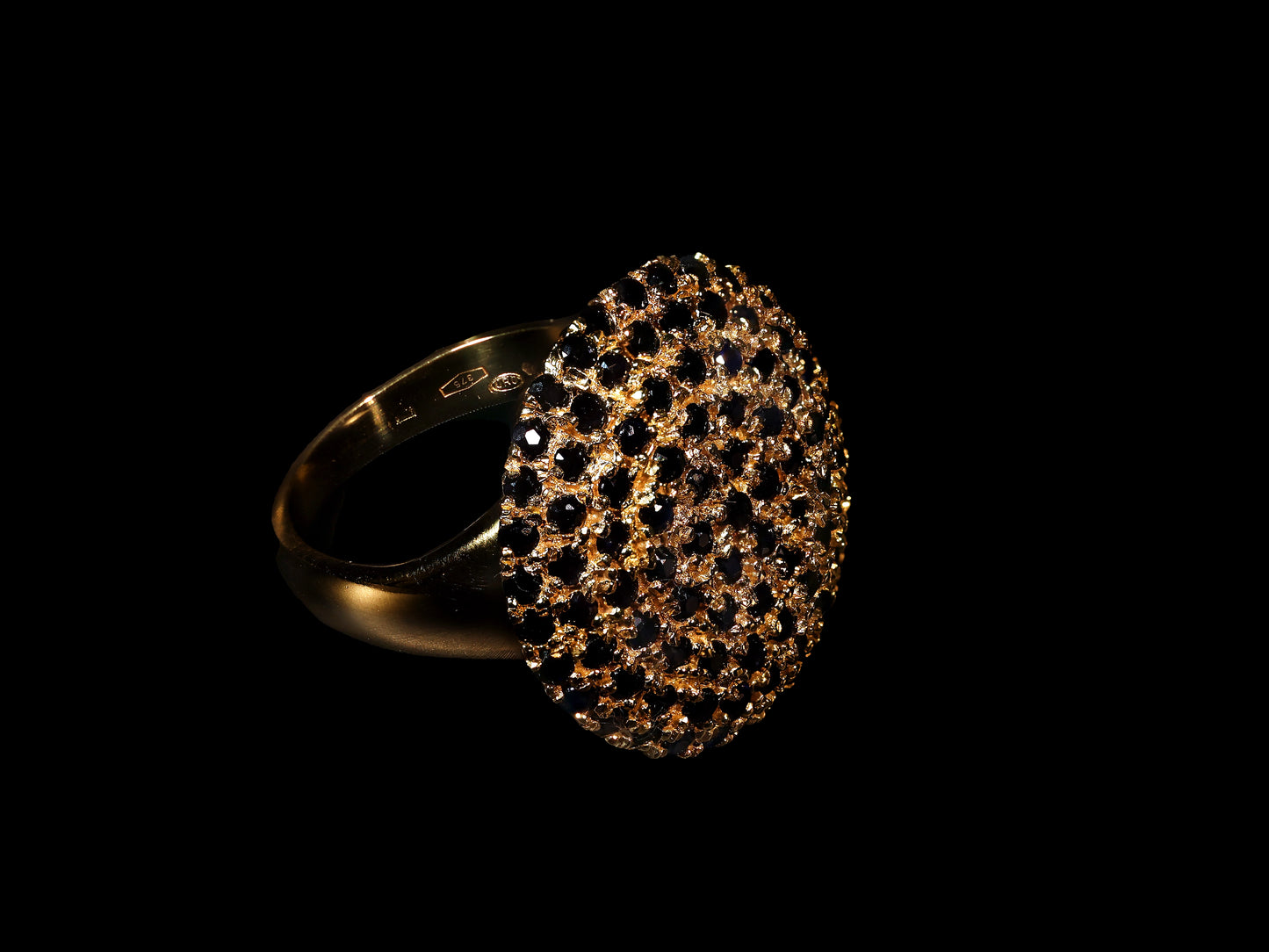 Statement-Ring aus 9K Gelbgold mit natürlichen schwarzen Saphiren