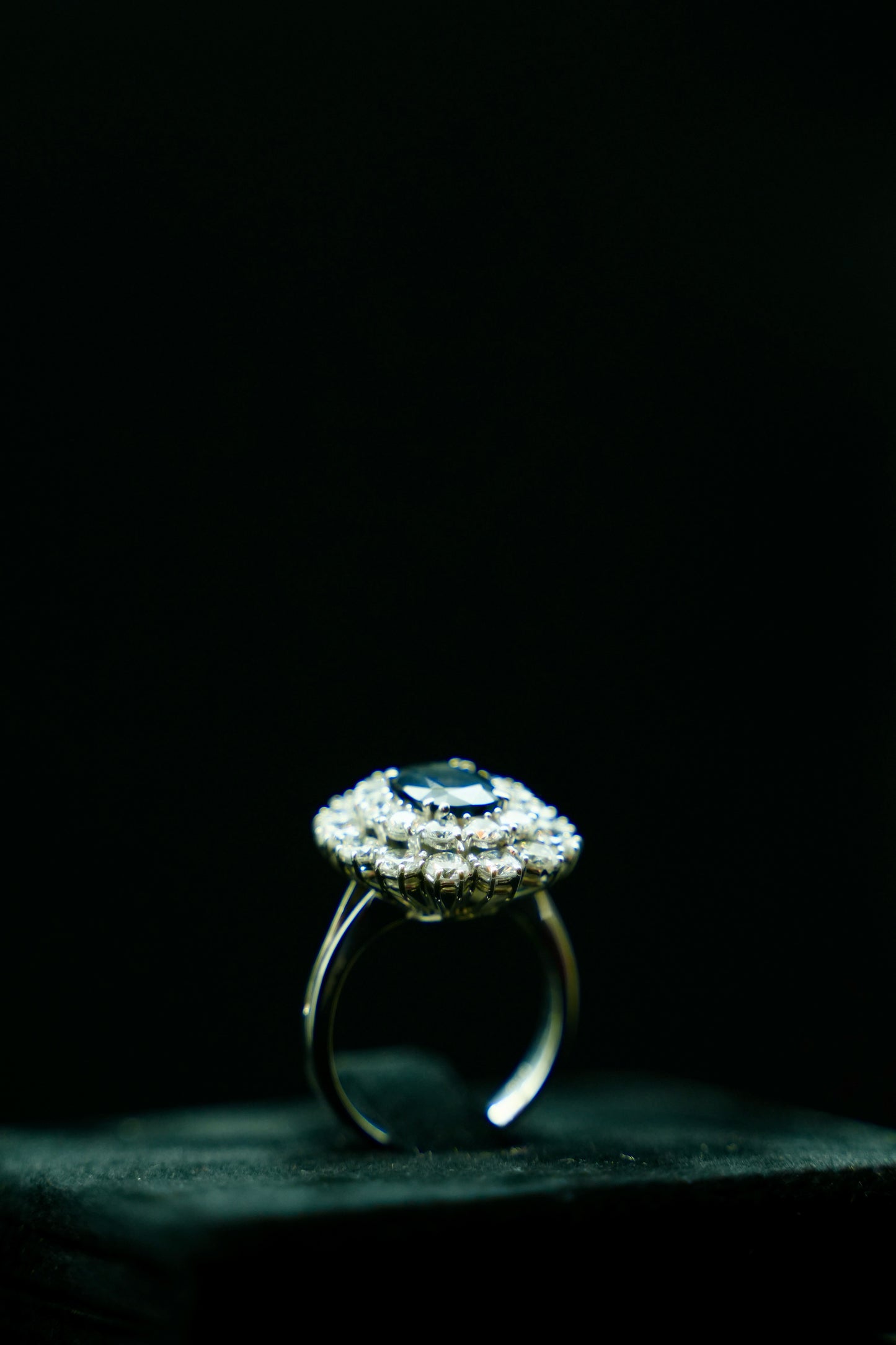 Marguerite Ring in 18K White Gold with 2.70 ct Natural Sapphire and 3.30 ct Natural Diamonds