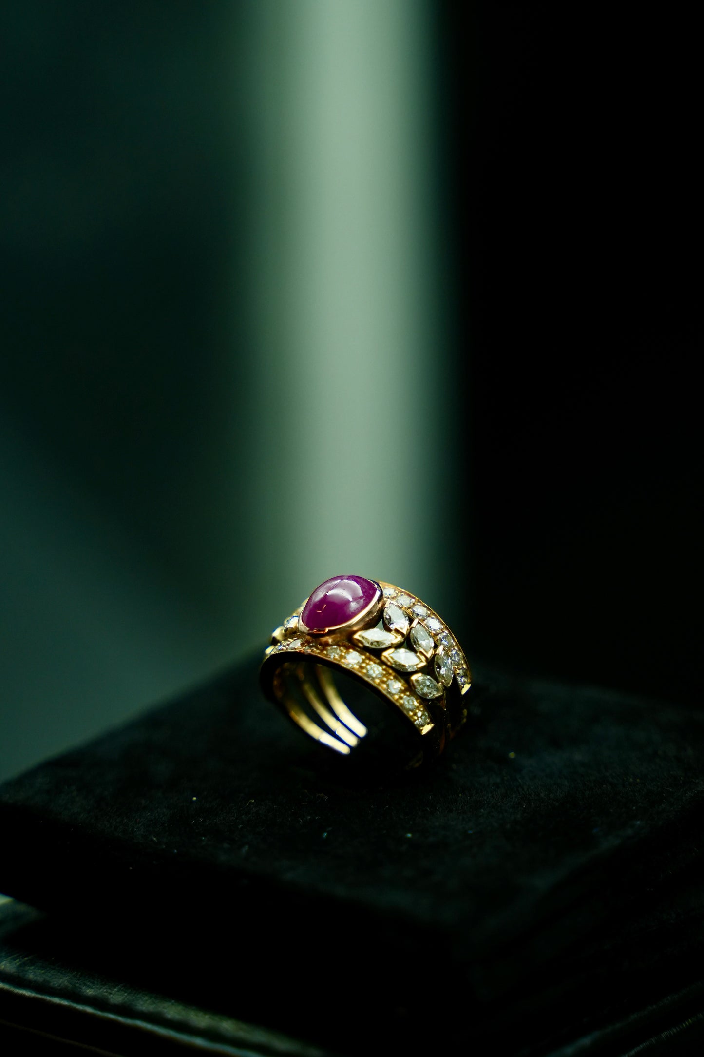 Ring in 18K Yellow Gold with 1.50 ct Natural Ruby Cabochon and 0.95 ct Natural Diamonds