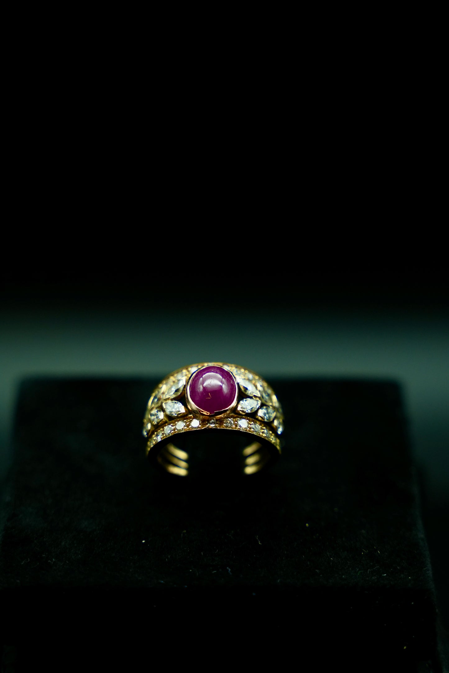 Ring in 18K Yellow Gold with 1.50 ct Natural Ruby Cabochon and 0.95 ct Natural Diamonds