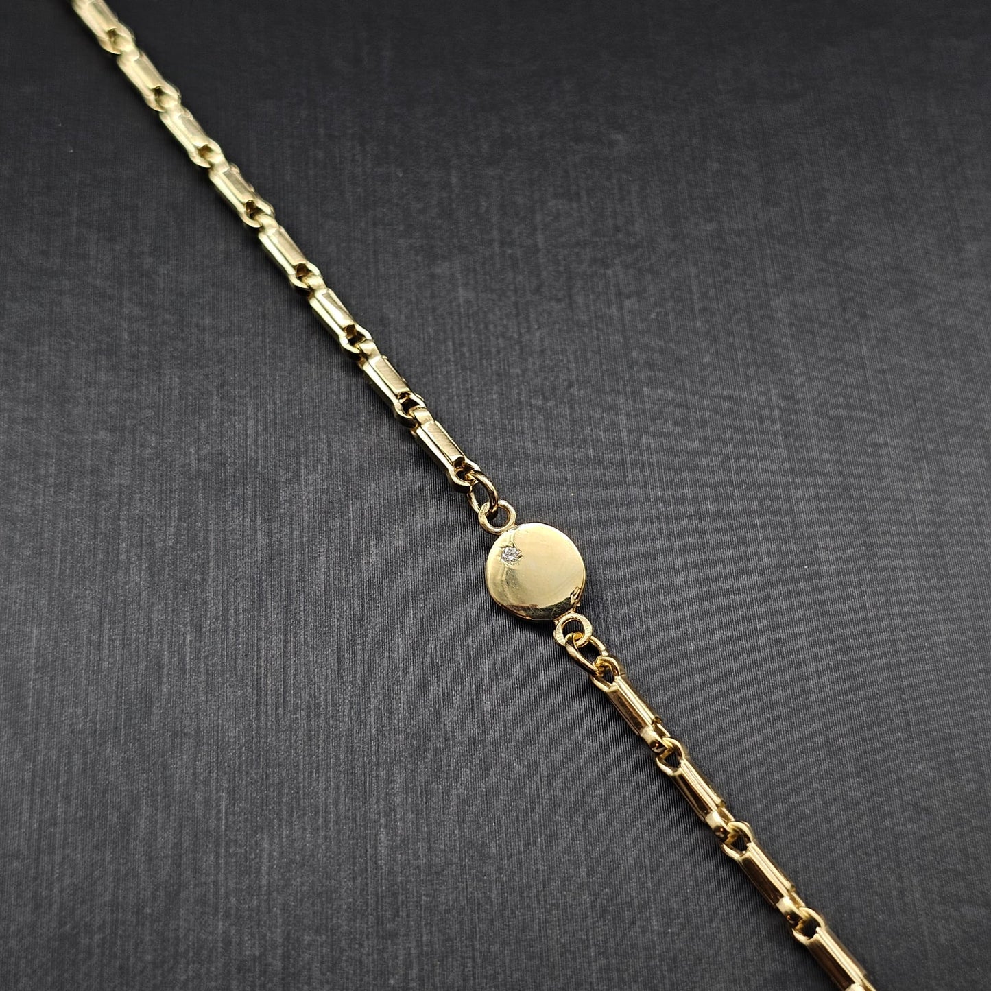 Bracelet in 9K Yellow Gold with Round Pendant and Cubic Zirconia