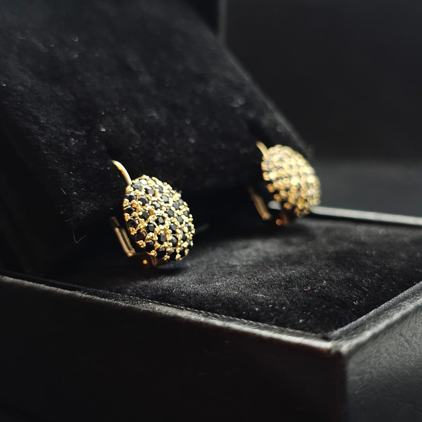Earrings in 9K Yellow Gold with Natural Black Sapphires