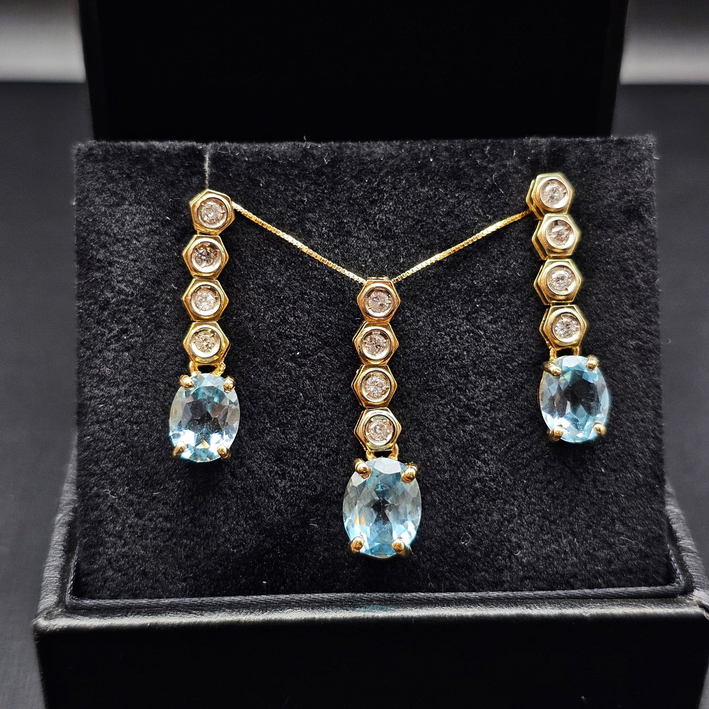 Elegant Jewelry Set in 18K Yellow Gold with Blue Topaz and 0.60 ct Natural Diamonds
