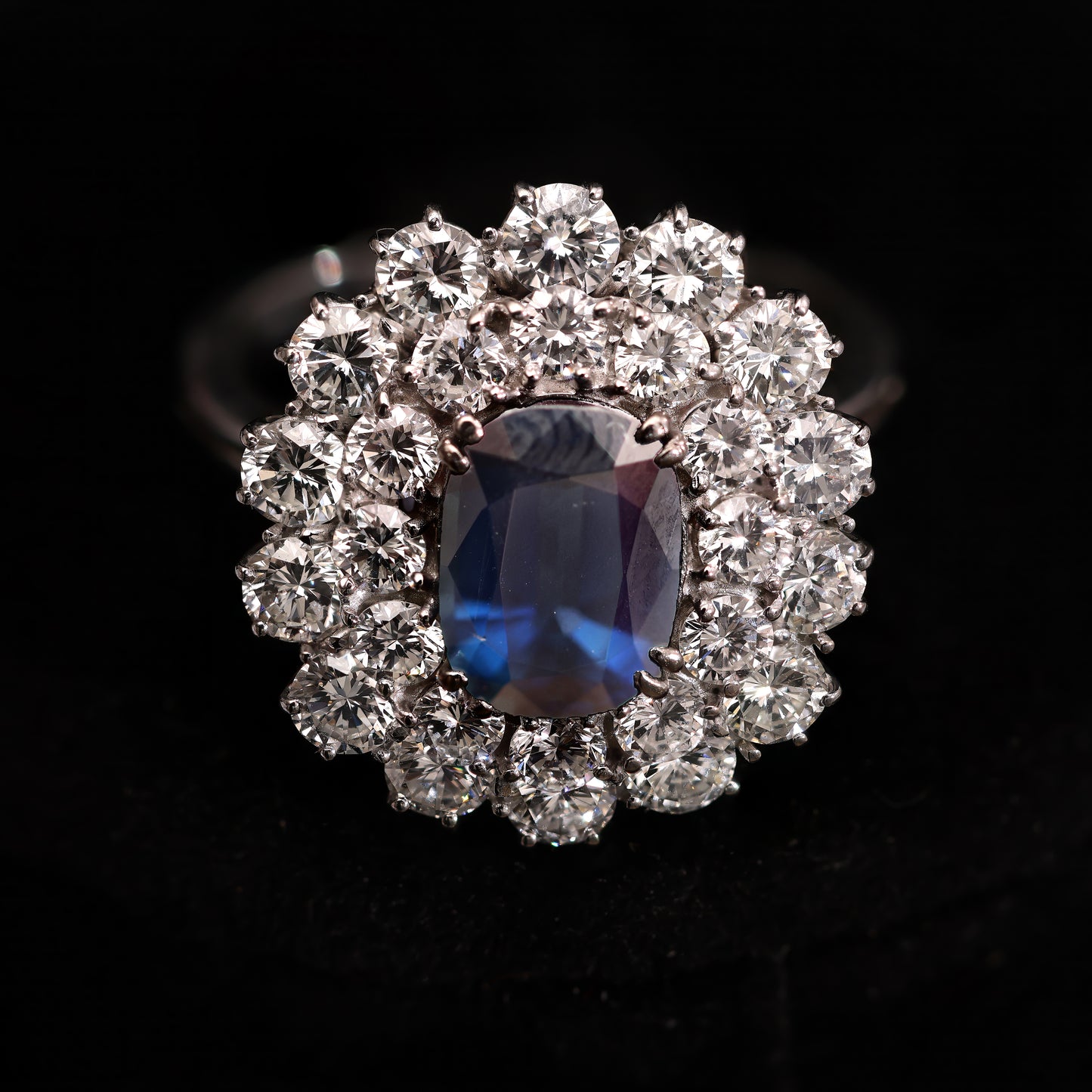 Inel Margareta din aur alb 18 kt cu safir natural (2,70 ct) și diamante naturale (3,30 ct)