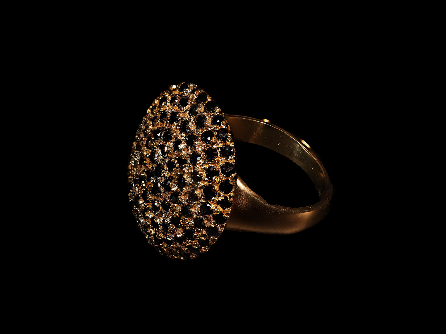 Statement-Ring aus 9K Gelbgold mit natürlichen schwarzen Saphiren