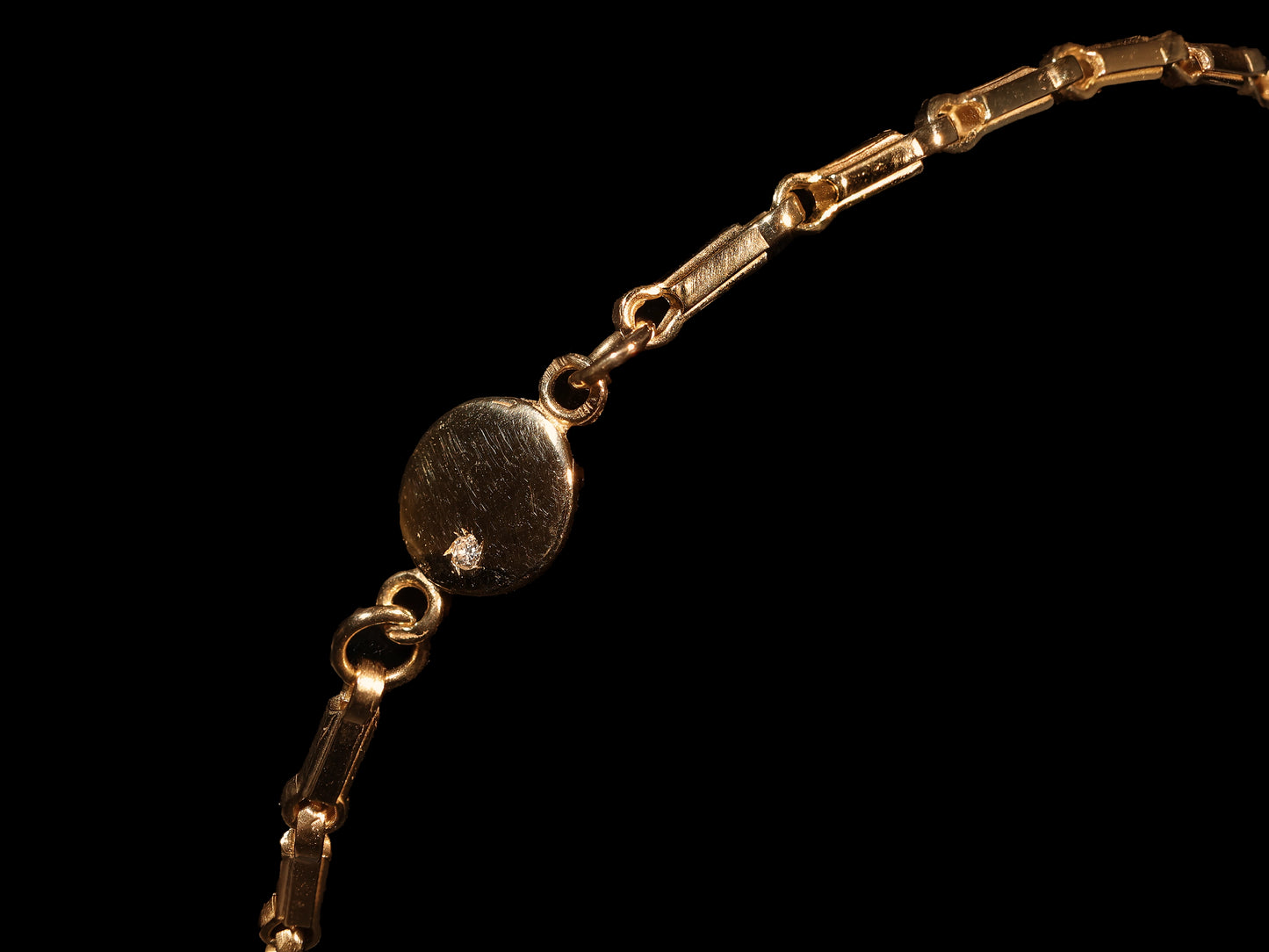 Bracelet in 9K Yellow Gold with Round Pendant and Cubic Zirconia