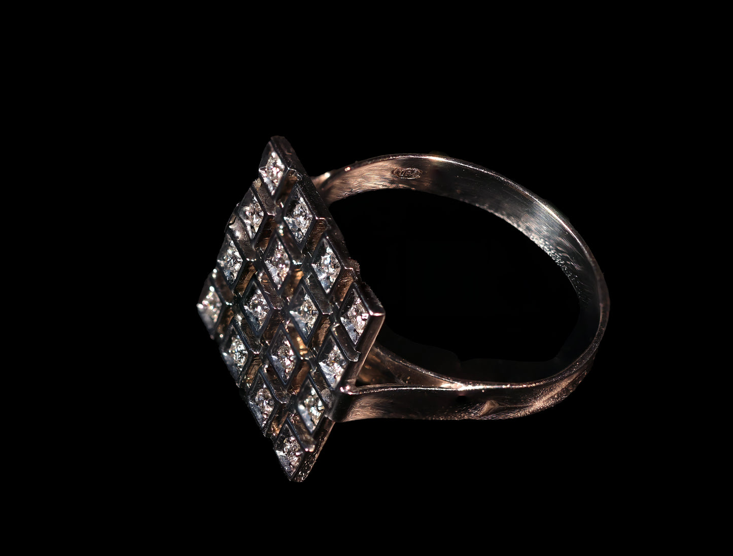 Square Ring in 18K White Gold with 16 Natural Diamonds (1.60 ct total)