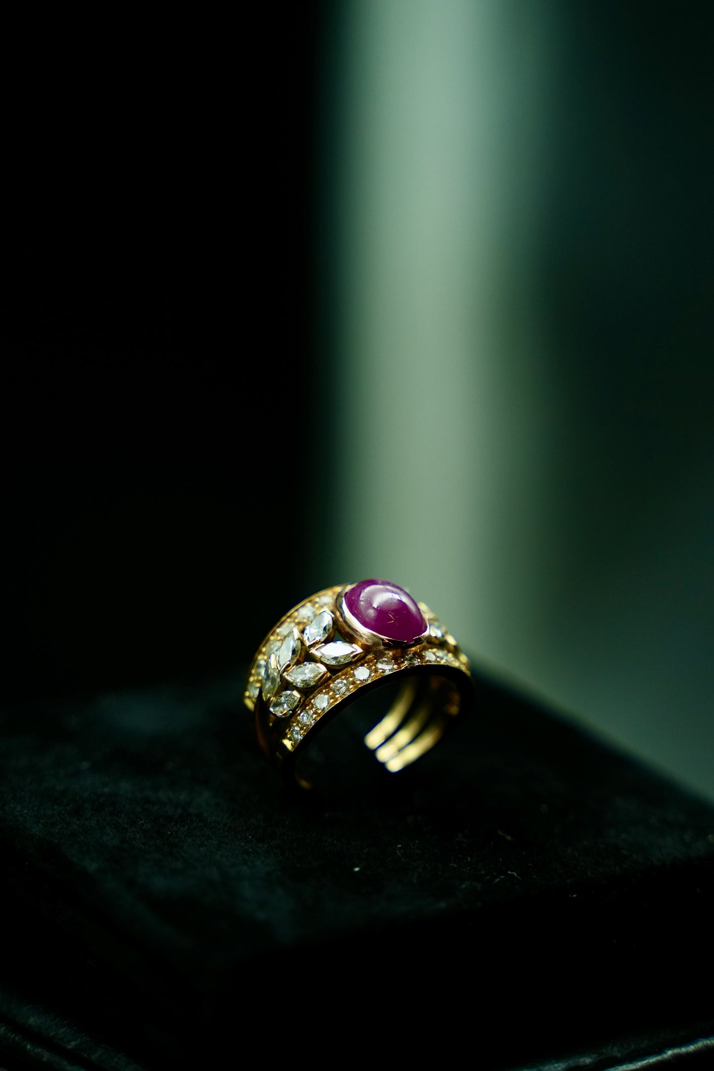 Ring in 18K Yellow Gold with 1.50 ct Natural Ruby Cabochon and 0.95 ct Natural Diamonds