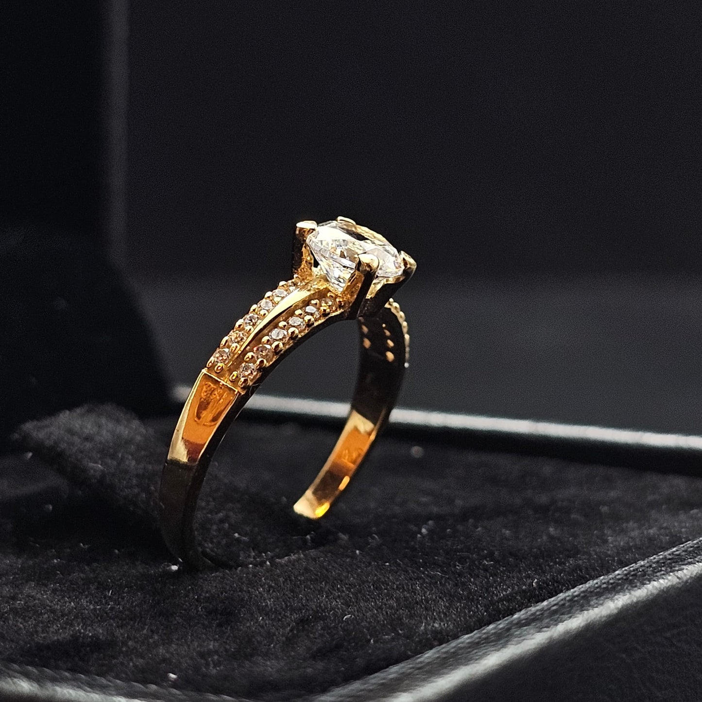 Solitaire Griff Ring in 9K Yellow Gold with Cubic Zirconia