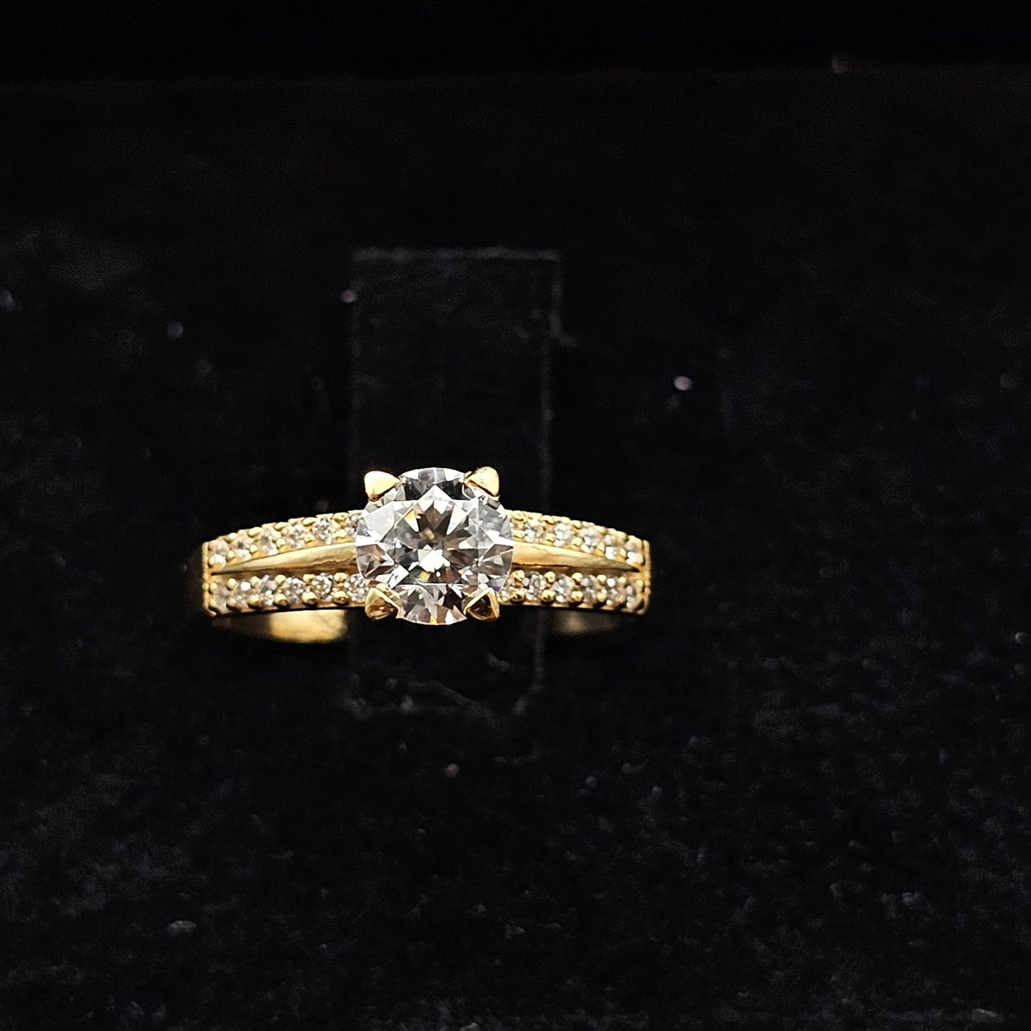 Solitaire Griff Ring in 9K Yellow Gold with Cubic Zirconia